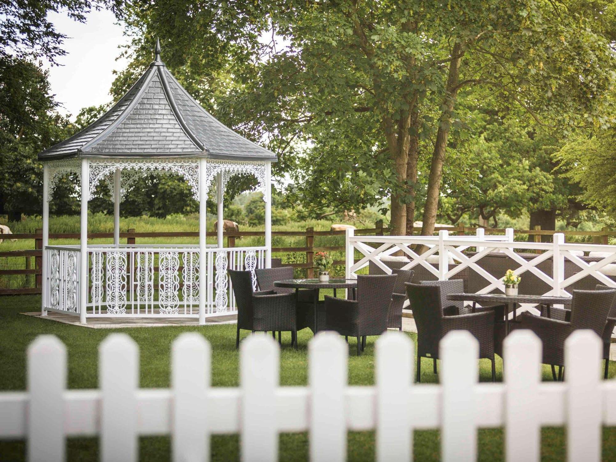 Worldhotels Distinctive Woughton House Hotel Milton Keynes Exterior foto