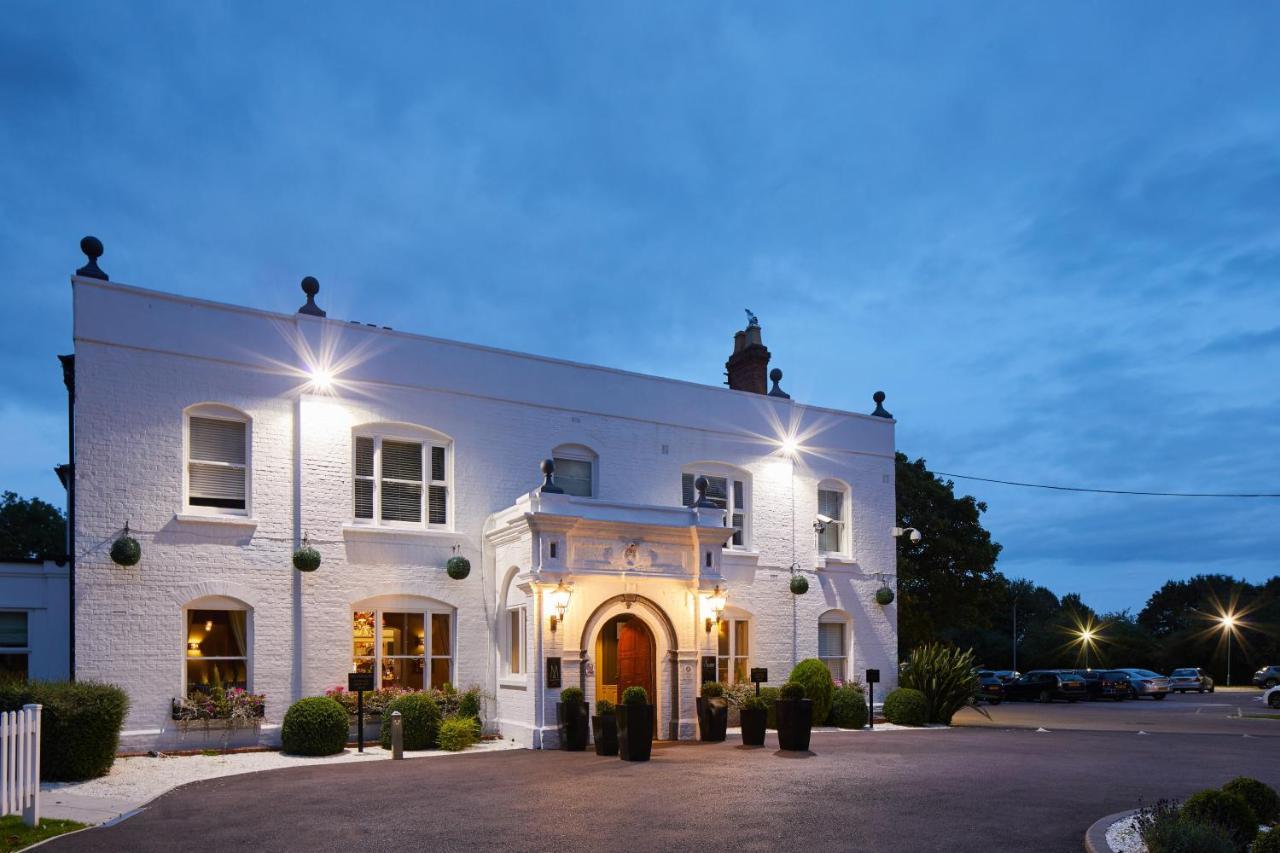 Worldhotels Distinctive Woughton House Hotel Milton Keynes Exterior foto