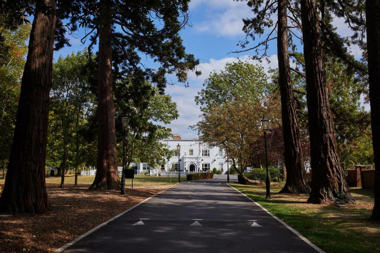 Worldhotels Distinctive Woughton House Hotel Milton Keynes Exterior foto