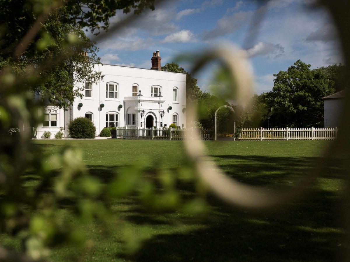 Worldhotels Distinctive Woughton House Hotel Milton Keynes Exterior foto