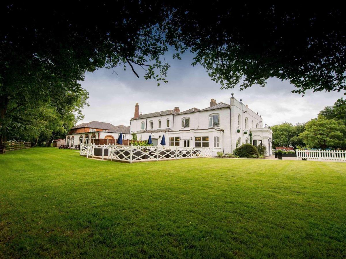 Worldhotels Distinctive Woughton House Hotel Milton Keynes Exterior foto
